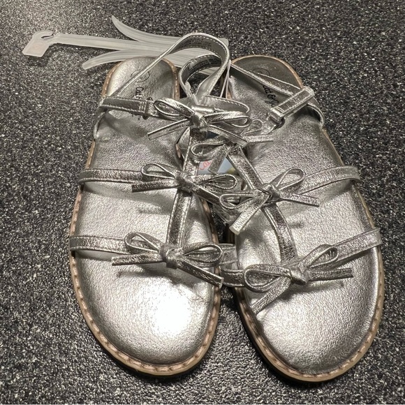 Cat & Jack Other - NWT Cat & Jack Silver Aria Bow Strap Girls Sandals- Size 2